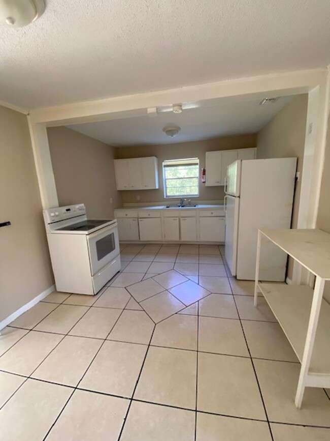 Foto del edificio - 3 Bed 1 Bath Home With Washer Dryer Hook U...