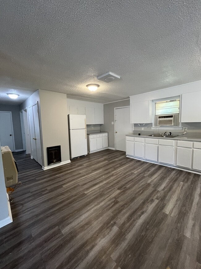 Building Photo - 453 Fleming Dr