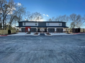 Building Photo - 1927 Lindbergh Dr