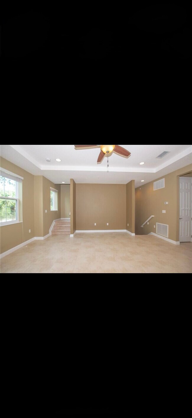 Foto del edificio - 649 Hangnest Ln