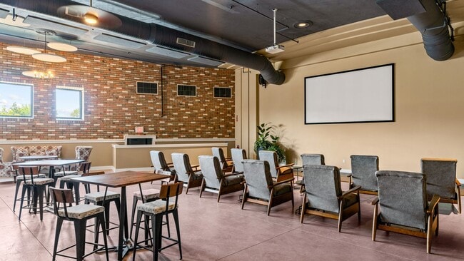 Building Photo - The Oaks at South Park