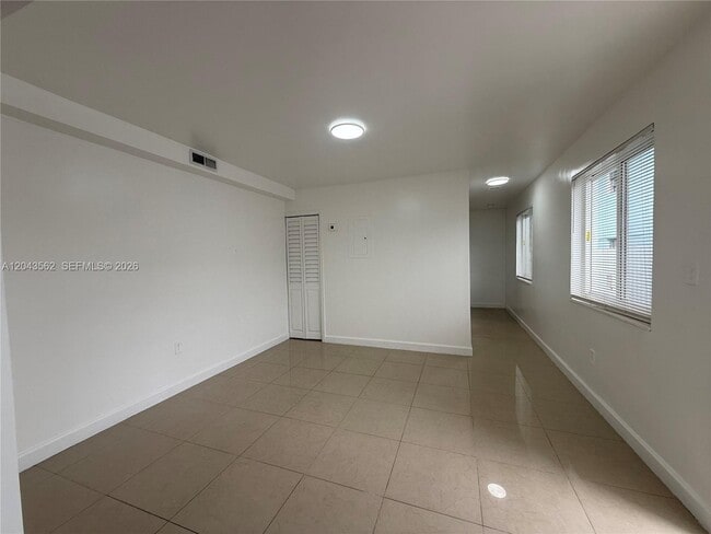 Building Photo - 1122 NW 32nd Ct