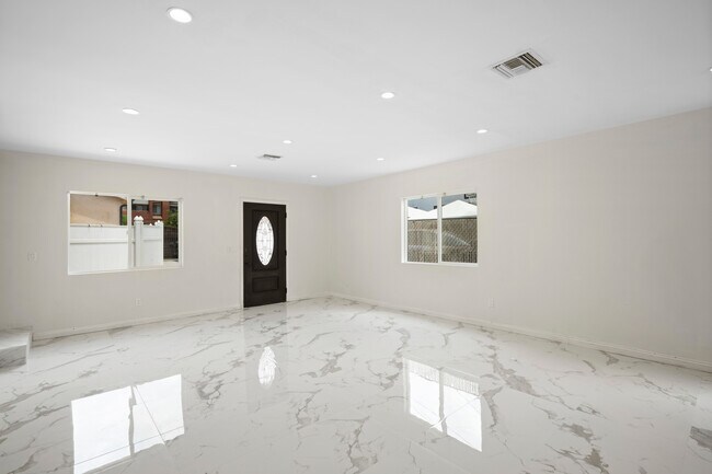 Foto del edificio - 532 W Harvard St