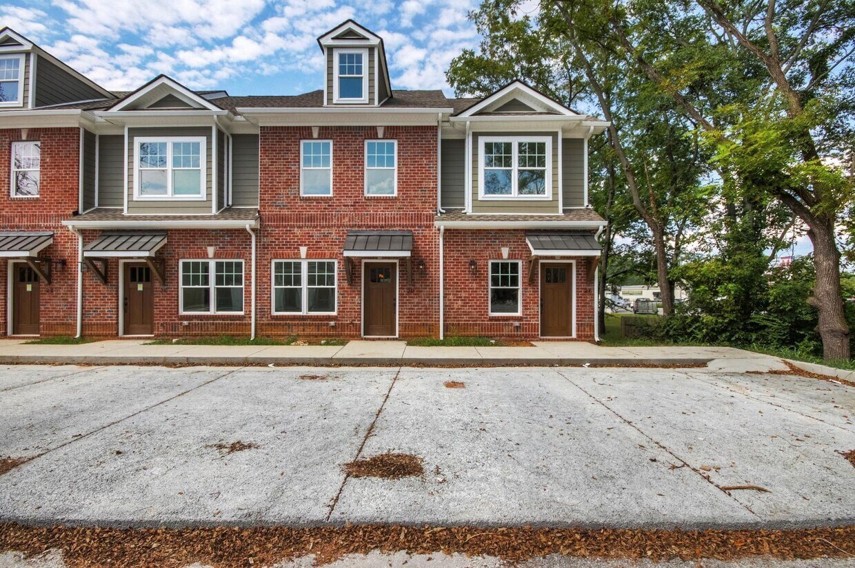 Primary Photo - 2 br, 2.5 bath House - 1019 N Maple St. Un...