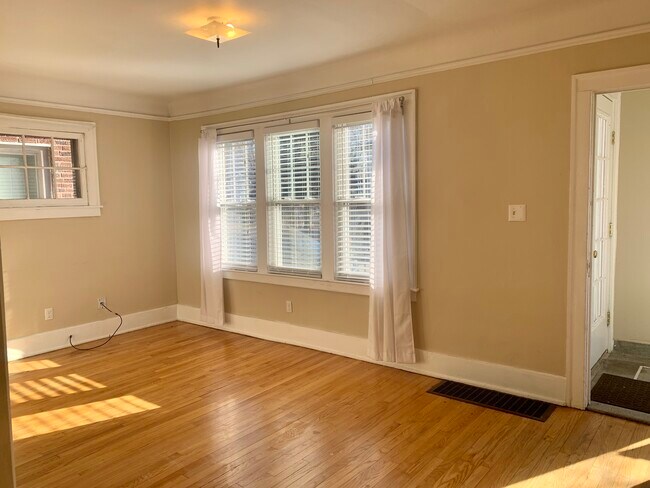Ventana frontal en la sala de estar - 602 W 3rd St