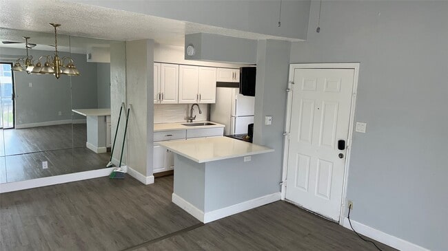 Foto del edificio - 9550 Deering Dr