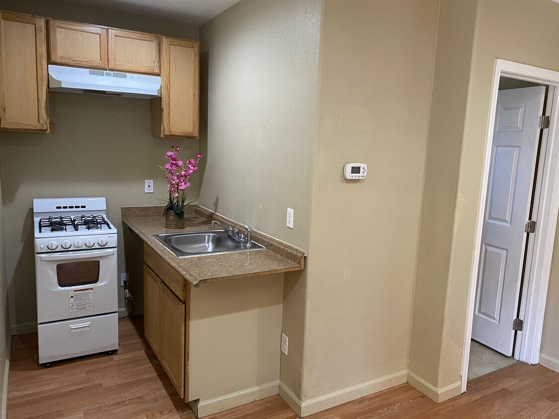 1764 Olympia St Unit C, Modesto, CA 95358 Room for Rent in Modesto