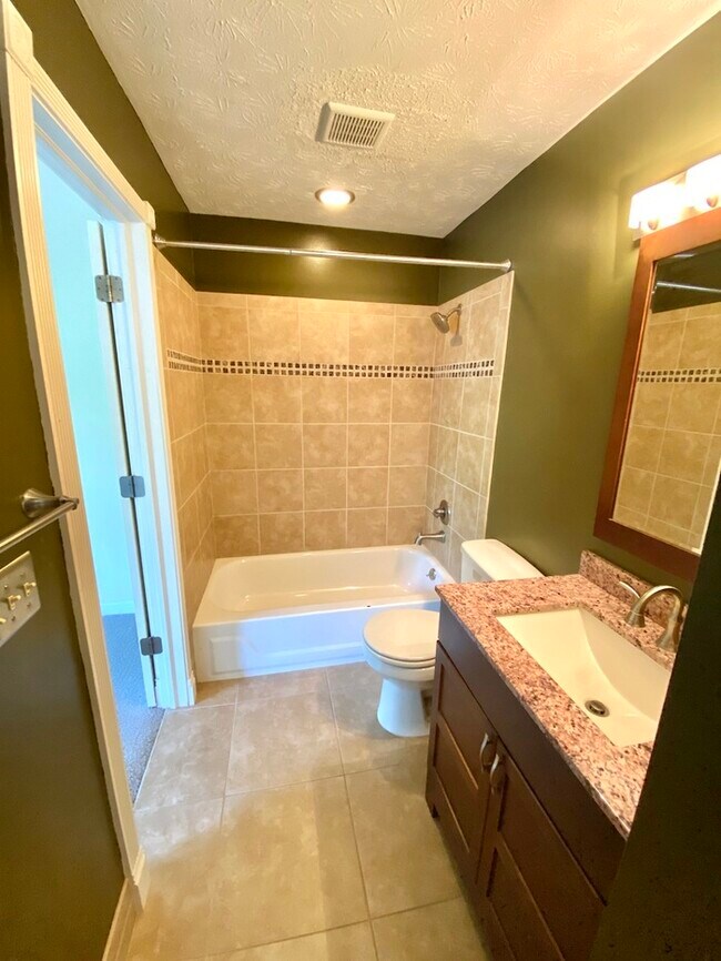 Building Photo - Spacious Poolside Blue Ash Condo!