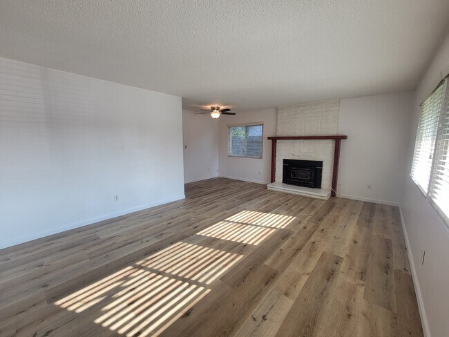 Foto del edificio - 2704 S Fairway Ct