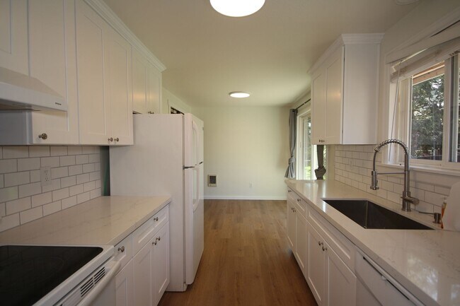 Foto del edificio - Updated 2 bedroom 1 bath in Fife Heights.