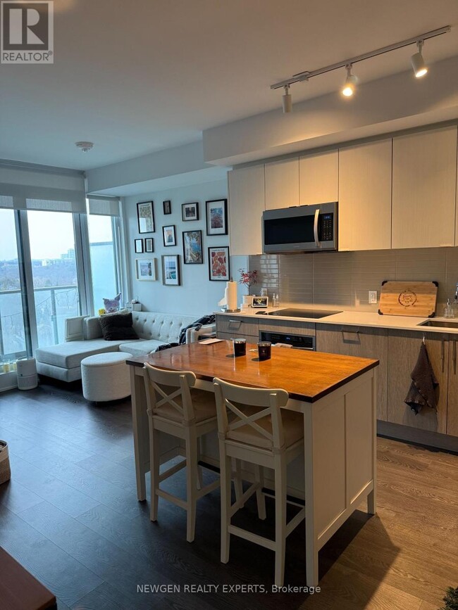 Building Photo - 1926 Lake Shore Blvd W