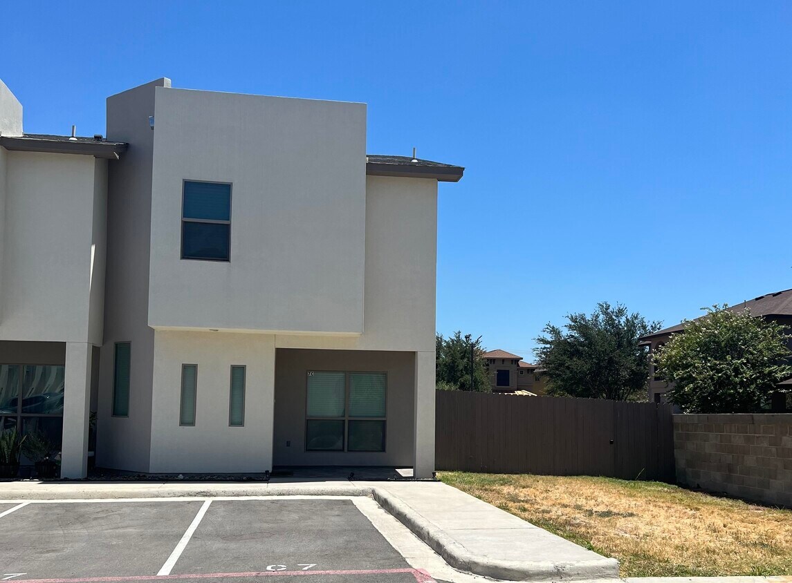 4101 Blue Quail Rd Unit C7, Laredo, TX 78045 Condo for Rent in