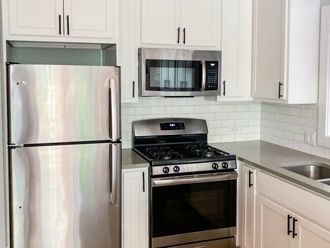 Foto del edificio - 2320 N Southport Ave