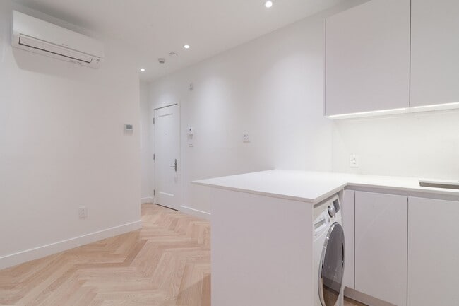 Building Photo - 590 Av. Outremont
