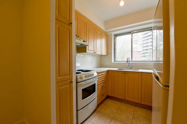 Building Photo - 3555 Chem. de la Côte-des-Neiges