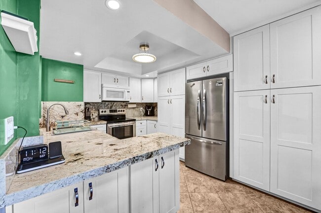 Building Photo - 3 Bedroom Townhome in the Vista de Vista Community