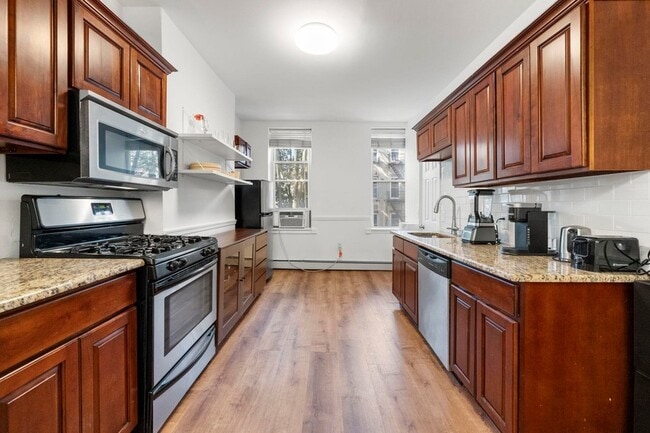 Building Photo - 208 7th St