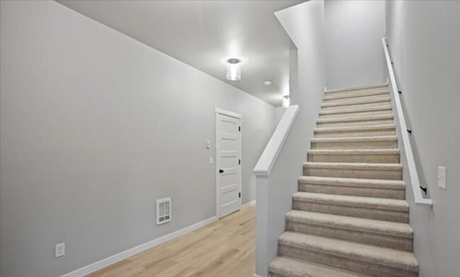 Building Photo - Beautiful and Spacious 5 Bedroom Home Air-...