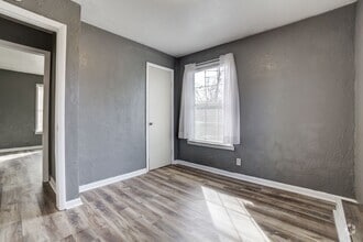 Building Photo - 618 E 49th Pl N