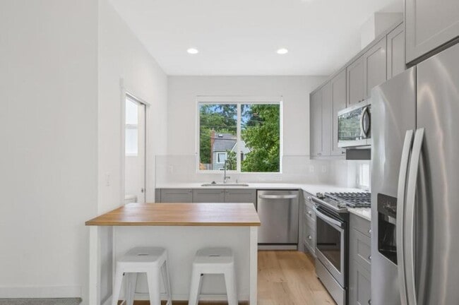 Building Photo - 2 bedroom in Seattle WA 98125
