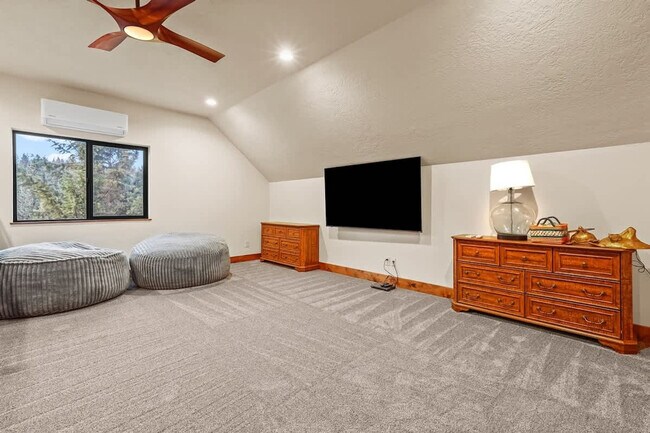 Foto del edificio - 18 Spur Dr