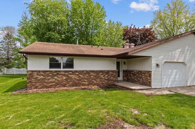 Building Photo - 3124 N Bluemound Dr