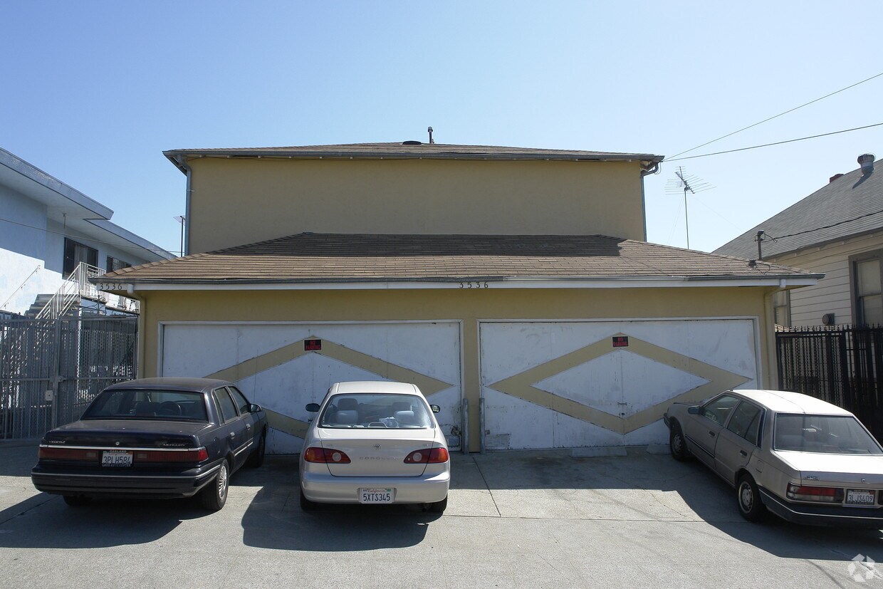 Primary Photo - 3536 Custer St