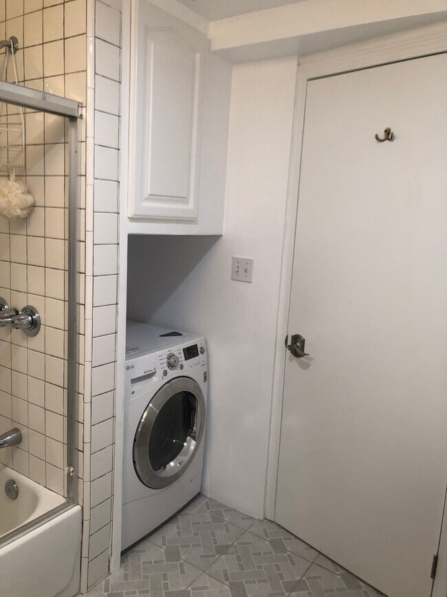 Laundry/Bathroom - 469 W Avenue 37