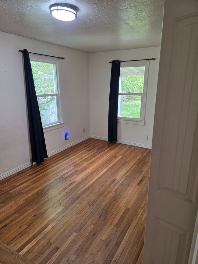 Building Photo - Charming 4 bed 2 bath home