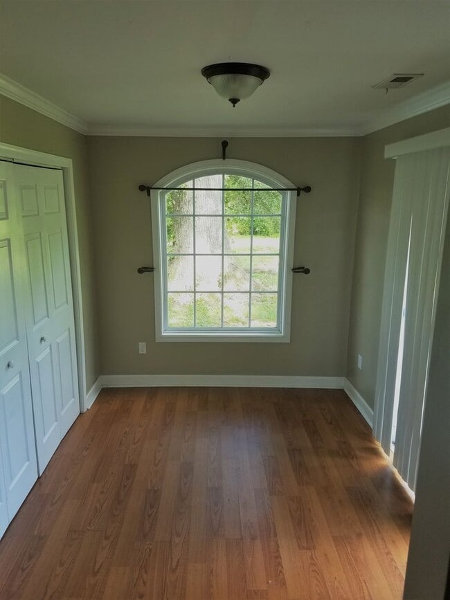 Building Photo - Remodeled 2 bedroom contemporary for $1525...