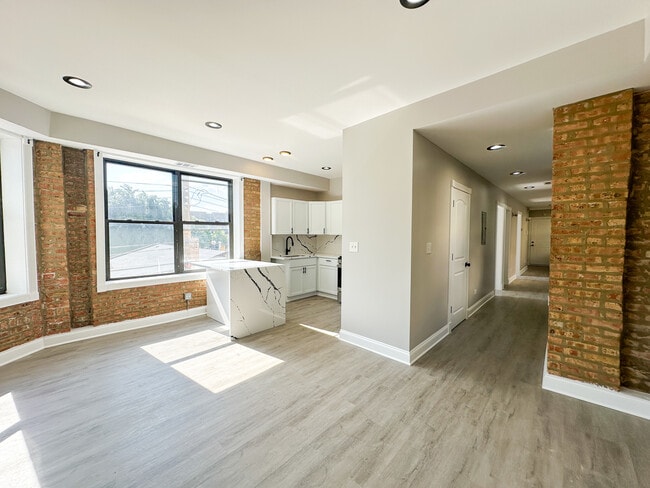Building Photo - 6410 N Hoyne Ave