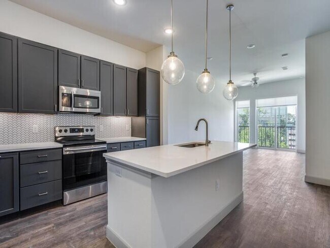 Foto del edificio - 2220 Pinegate Dr