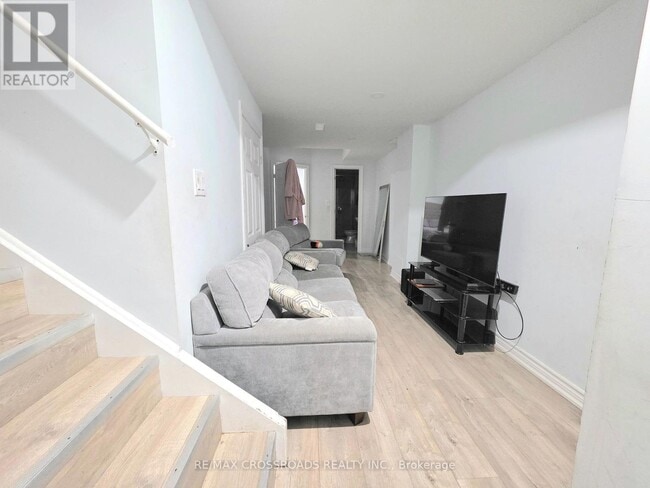 Building Photo - 14 Schoolbridge St