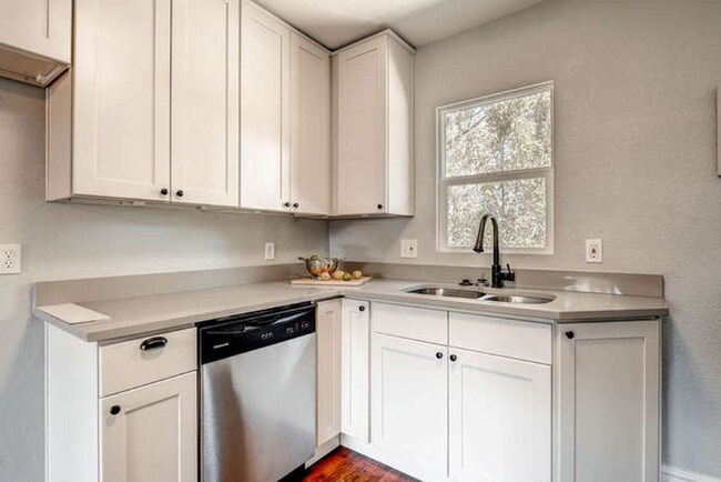 Foto del edificio - 1090 Brentwood St