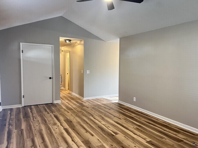 Building Photo - 221 Jefferson Cir