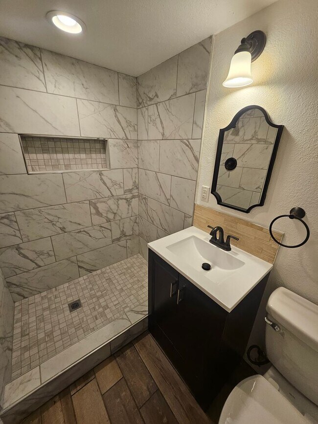 Building Photo - 2 Bedroom Condo Near Rotary Park