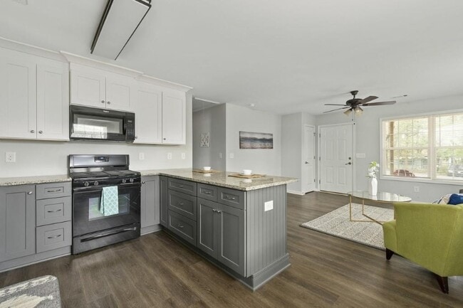 Photo - 855 Dodge St S E House