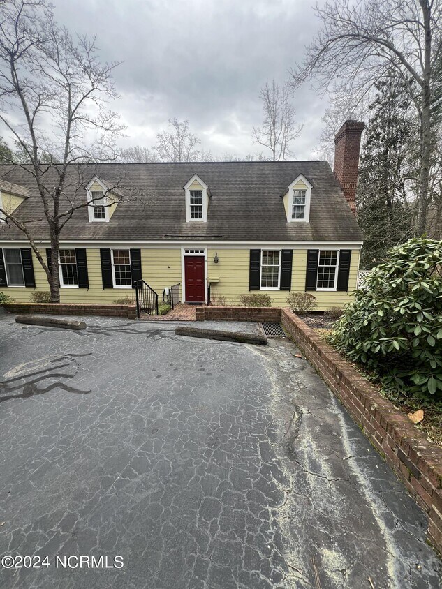 Primary Photo - 4 Villagewood Cir