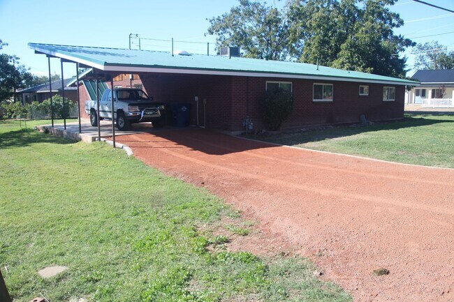 Foto del edificio - Updated Classic - Mid Century 4/2 2600 sf. All one level.