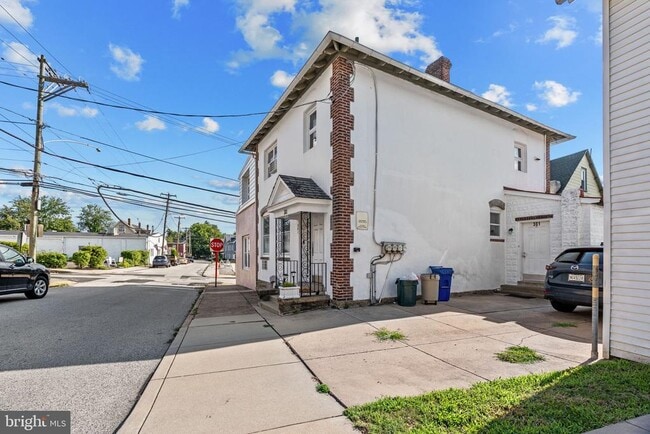 Building Photo - 301 Cedar St