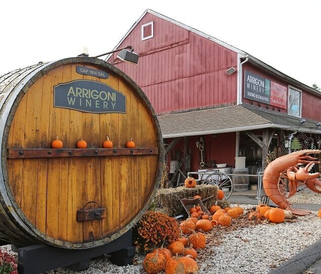 Arrigoni Winery offers wine tasting and live entertainment