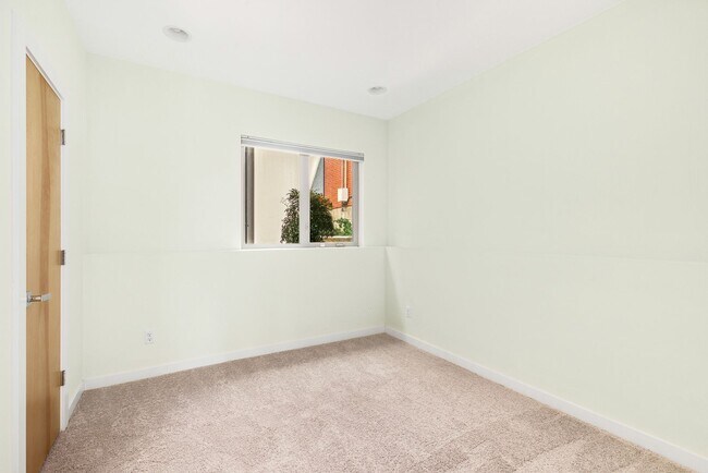 Building Photo - Eastlake Townhouse with Rooftop Deck/Views...