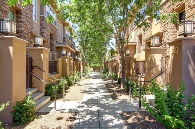 Foto del edificio - 3 BDRM W/DEN TOWNHOUSE IN PHX