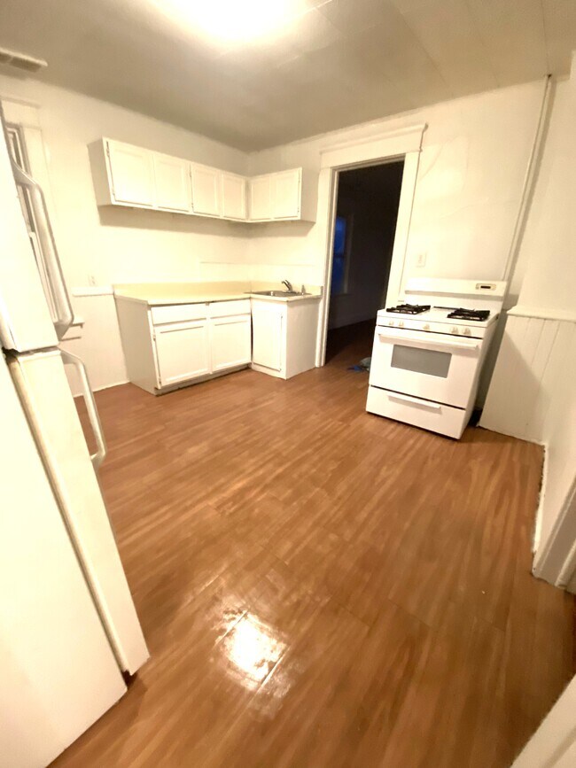 Building Photo - 526 E 22nd St