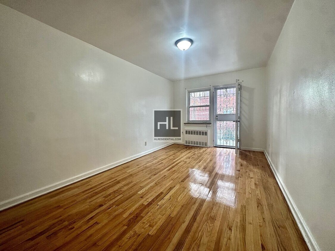 Building Photo - 67th St