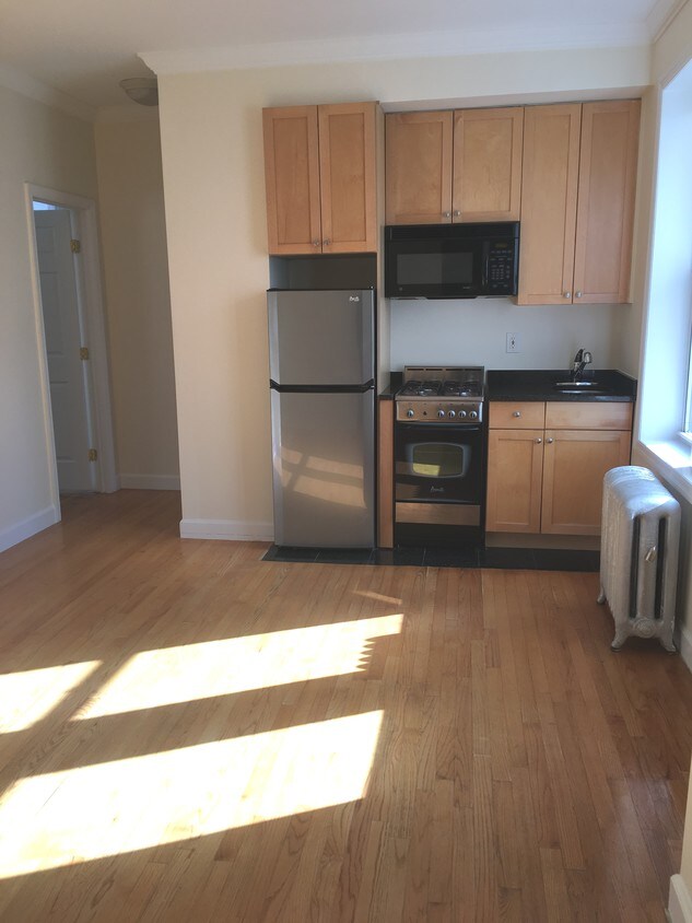 Foto principal - 117 W 11th St