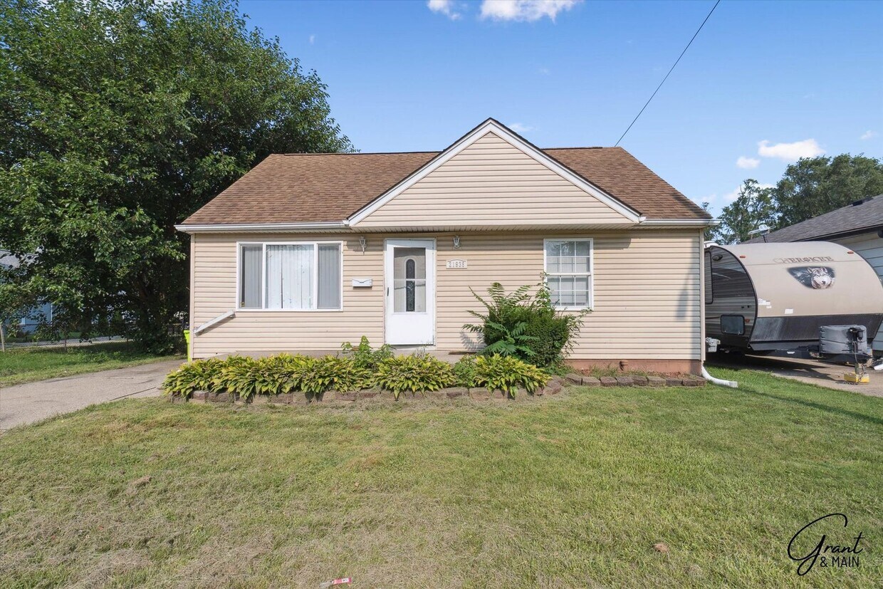 Foto principal - $1350 3 bedroom bungalow Eastpointe