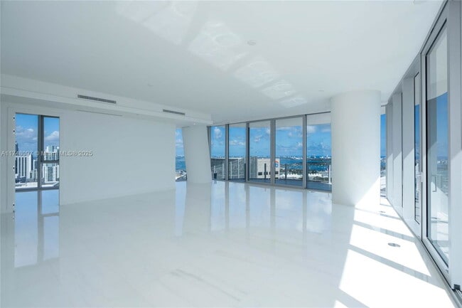 Foto del edificio - 300 Biscayne Blvd Way