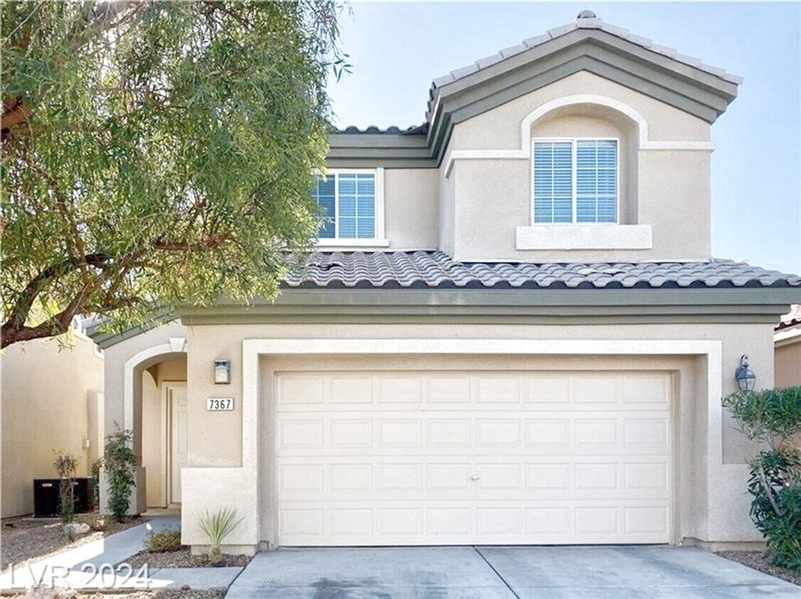 Foto principal - Vaulted Ceiling Home, Gated Community w/ P...