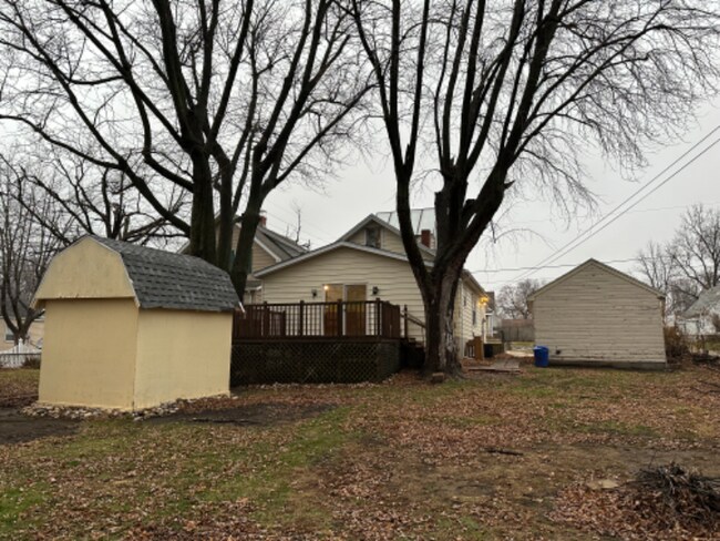 Building Photo - 1202 E Hines Ave